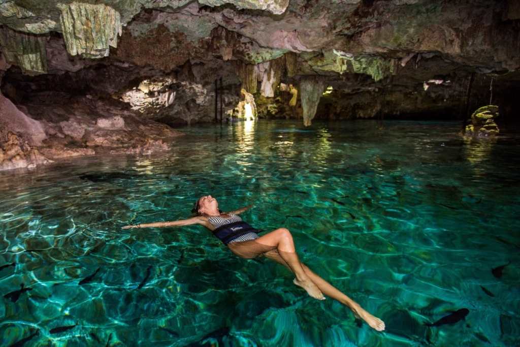 ¿Por qué está prohibido nadar en los cenotes después de las 5:00 pm?