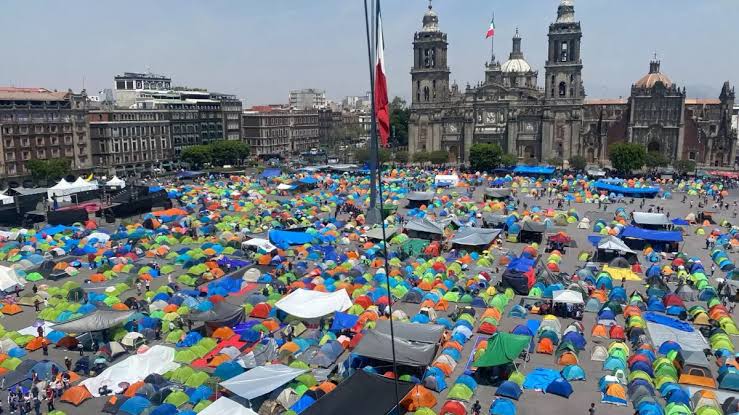 CNTE toma el Zócalo: Maestros exigen aumento salarial en Día del Maestro -  La Verdad Noticias