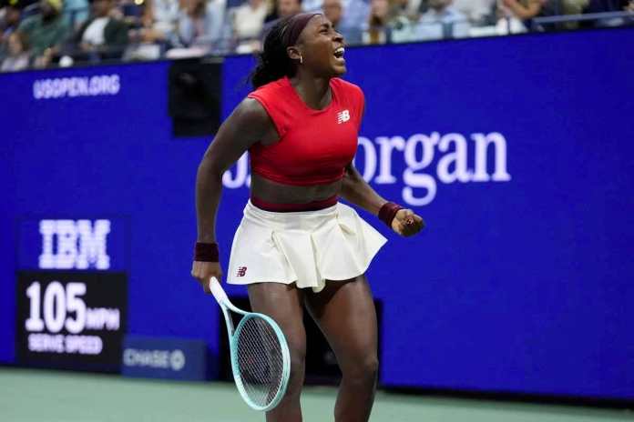Coco Gauff radzi sobie z trudnym debiutem w US Open po błędach serwisowych.