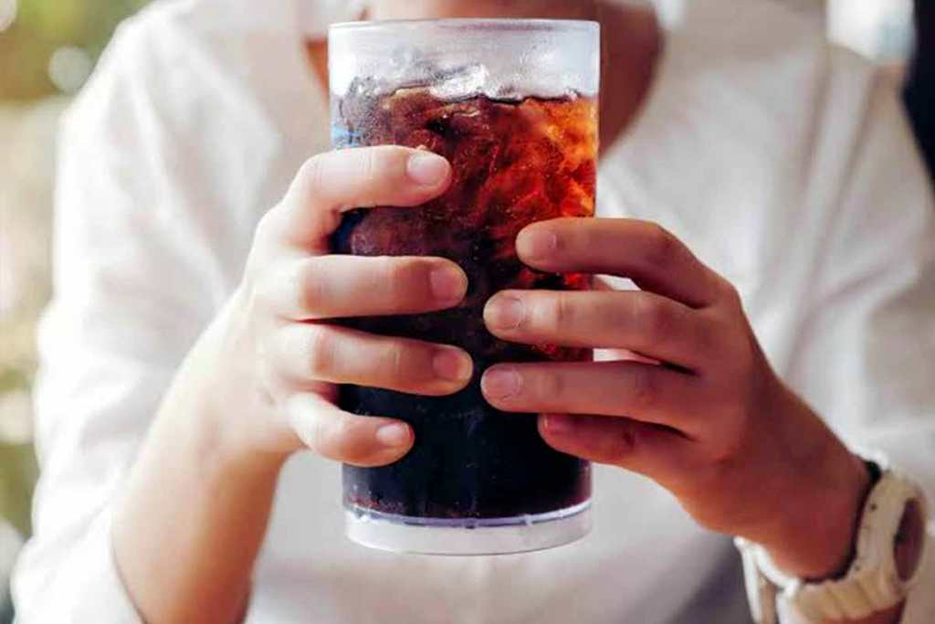 México e Colômbia lideram consumo de refrigerantes: alerta para diabetes e obesidade