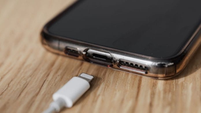 A cosa servono i fori vicino all'ingresso di ricarica del telefono cellulare?
