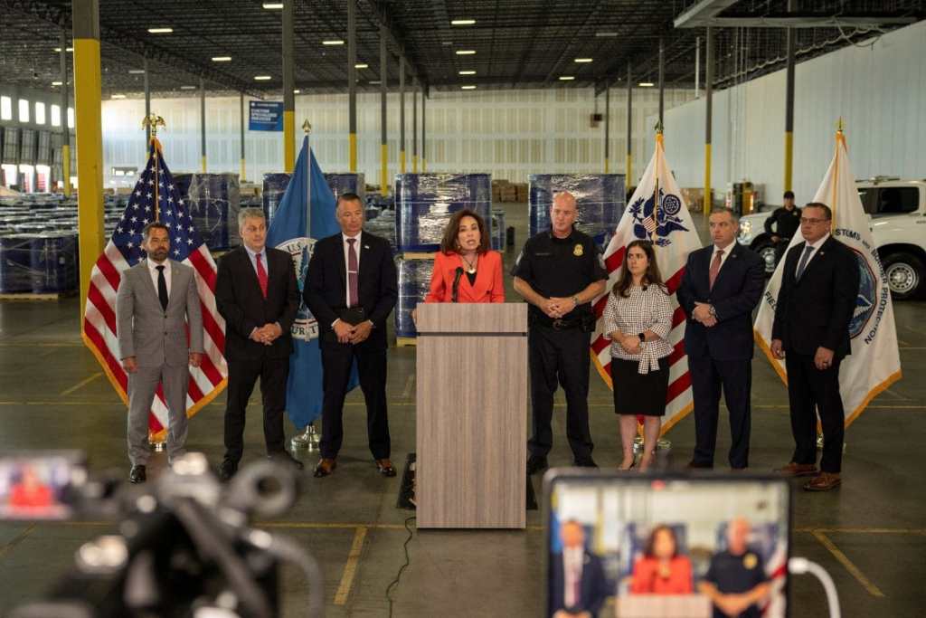 Os EUA sancionam empresas chinesas por laços com o Cartel de Sinaloa.